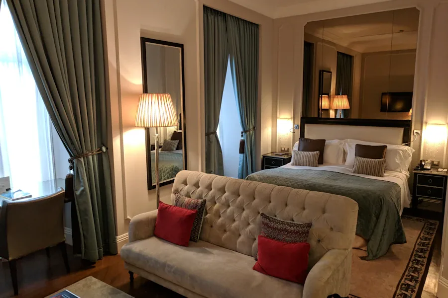 Table et banquette dans une chambre familiale d’hôtel