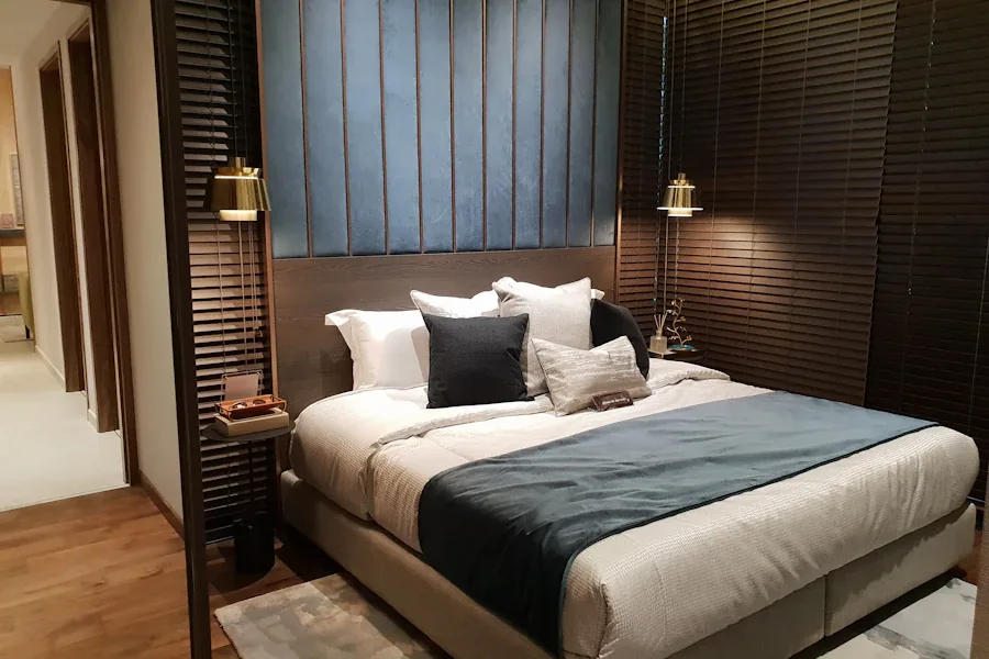 Salon chaleureux d’un hôtel au cœur de Paris